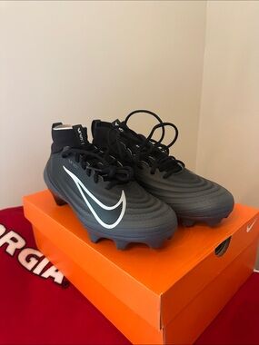 Nike Men's Dark Gray and Black Soccer Cleats with White Swoosh